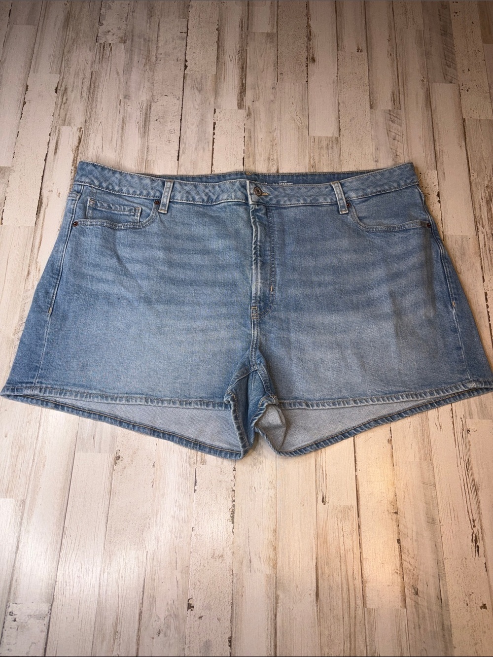 Old Navy O.G. Straight High Rise Light Wash Denim Shorts Plus Size 24